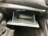 【グローブボックス】容器がせり出してくるバケットタイプ!一目で中身を把握でき、取り出しやすさにも優れます!