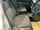 包み込むような背もたれがドライバーの身体全体をしっかり支えます。長時間の運転も快適な座り心地です。
