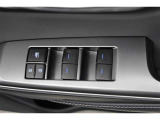 スイッチ一つで窓を開け閉めできるパワーウィンドウスイッチです。