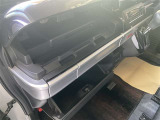 助手席側には広々としたダッシュボードを完備しております。