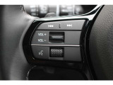ハンドル左部分でオーディオ操作が可能。そのため、運転中でも目線をずらさずに安全運転♪スマートフォンを接続してハンズフリー通話も可能です。