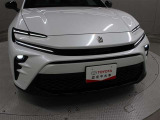 プリクラッシュセーフティに交差点右折時の対向直進車、ならびに右左折時の対向方向から横断してきた歩行者も検知可能にした「Toyota Safety Sense」を装備しています。
