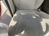 運転席シートが焦げ跡があります 禁煙車なのでタバコ臭はしません