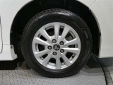 純正のアルミホイール装着車です 純正は車両デザインに合わせてデザインしてありますのでクルマとのデザインマッチングは秀逸です