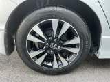 純正アルミ装備。タイヤサイズ185/60R15です。