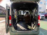 後ろの席は簡単に倒すができて、大きな荷物が入る貨物室にもなりますよ♪
