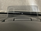 車速やナビのルート誘導などを表示してくれるアクティブ・ドライビング・ディスプレイ。視線や焦点調節が少なく済み、気持ちよく安全に運転を楽しめます。