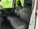 前席にはゆとりのある座面とヘッドレストが備わり、運転席・助手席とも落ち着いて座れる空間です。足元にはフロアマットがあり、日常の乗り降りにも使いやすい室内です。