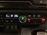 セレクトレバーの左上にプラズマクラスター付き・オートエアコンがついてますので簡単操作で快適に過ごせます。シートヒータースイッチ内蔵で前席の左右別々に温度設定ができます。