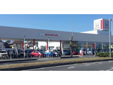 当店はショールーム店舗だけでなく近隣に車検専用センターを持ち合わせた大型拠点であり、総勢25名のスタッフでみなさまをお迎えしております。