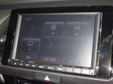 ナビゲーションは純正8インチメモリーナビ(VXM-225VFEi)を装着しております。AM、FM、CD、DVD再生、Bluetooth、フルセグTVがご使用いただけます。初めて訪れた場所でも安心ですね