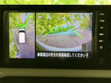 後方映像に目安線が表示され、駐車スペースとの距離感をつかみやすい構成です。周囲の状況を画面で確認でき、バック時の安心感につながります。