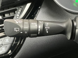 レバーにはワイパー操作に関する表示がまとまり、速度調整やAUTOなどの項目を目で確認できます。雨天時にも手元で操作内容を把握しやすく、状況に合わせて使えます。