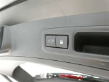 跳ね上げ式のバックドアって重くて大変ですよね 特に荷物を持っているときは不便ですが、このクルマならスイッチひとつで重いバックドアの開閉が自動でできます