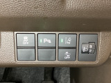 ハンドルの右側にはヘットライトリベライザーとHondaセンシング用のメインスイッチがついています。ヘッドライトリベライザーは道路状況や積荷の加重に応じてライトの高さを調節できます。