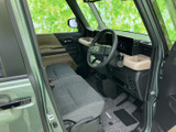 運転席まわりまで見渡しやすく、乗り降りの際も足元を確認しやすい室内です。落ち着いた色調のシートとドア内張りでまとまり、毎日の移動も過ごしやすく感じられます。