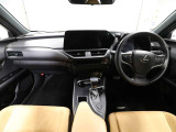上質で落ち着いた印象のインパネ。視界も広々で運転しやすいです。