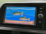 テレビ映像を表示できる画面を備え、停車中の待ち時間などに映像を楽しめます。画面内の表示も見やすく、車内で過ごす時間に便利な装備。視聴は安全のため停車中にご利用ください。