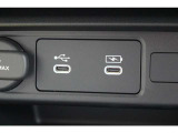 ドライブの時間をスマートフォン等の充電時間に。運転席からも助手席からも使いやすい位置に、急速充電対応タイプのUSBジャックを設けました。