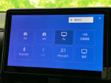 FMやAM、テレビ、Bluetoothなど、複数のメニューが並ぶ画面です。利用したい項目を選びやすく、音楽や情報の楽しみ方を日常のシーンに合わせて切り替えられます。
