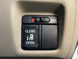 左側電動スライドドアは運転席からでも操作ができるように、ハンドル付近に開閉の操作スイッチが付いています。