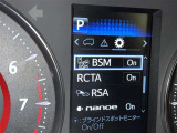 隣車線を走る車両をレーダーで検知し、ドアミラーでは確認しにくい後側方エリアに存在する車両に加え、急接近してくる車両も検知します。車両を検知するとドアミラーに搭載されたLEDインジケーターが点灯します。