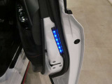 夜間にフロントドアが開いていることをお知らせしてくれる、ブルーカラーのLEDが付いております。