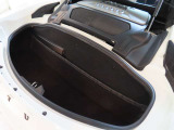 エンジンルーム後方には大型トランクスペースを確保。週末のお出かけには十分なサイズ。エヴォーラでお出かけプランを立ててみてはいかがでしょうか?