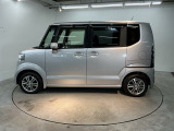 限られたスペースでも、スライドドアなら開閉がスムーズ!隣の車や壁にぶつかる心配がありません。
