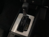 「e:HEV」搭載車です。日常シーンのほとんどをモーターで走行し、高速クルージングなどモーターよりもエンジンの方が効率が良い領域はエンジンで走行、あらゆる領域で優れた燃費走行を実現します。