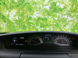 速度や燃料などの情報が運転席前方にまとまり、走行中も視線移動を抑えて確認しやすい配置です。時刻や車両情報も表示され、日常の運転をサポートします。