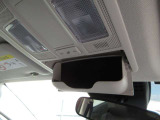 サングラスホルダーを備えたオーバーヘッドコンソールを装備。運転中に使う小物をスマートに収納でき、車内の整理整頓にも役立ちます。