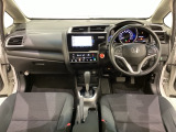 車内は光触媒抗菌消臭施工済です。スタイリッシュなデザインでスポーティなインパネ周りを演出します。グローブボックスやカップホルダーのほかにトレーなどたくさんの収納スペースが付いています。