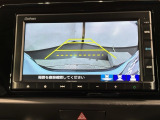 リバースギアに入れるだけで後方の表示へ切り替わります。夜間や雨の日の駐車も楽になりますよ。