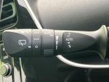 レバーには操作内容を示す表示があり、運転席から確認しやすい配置です。天候に応じて必要な操作を手元で行えるため、雨の日の運転をサポートする便利な装備です。