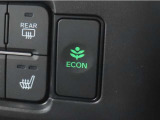 【ECONスイッチ】エンジンやエアコンといった、クルマ全体の動きを燃費優先で自動制御するECONモードに切り替えられます。空調など快適性を優先したいときは、スイッチを押してOFFにできます。