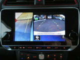 ギアを『R』に入れた後、カメラボタンを押すと、運転席から見えない左側面をナビ画面にうつしてくれるので、幅寄せや縦列駐車がし易くなります。