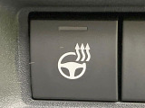 【ステアリングヒーター】冬場に冷たくなりやすい革巻きステアリングを、スイッチ一つで素早く適温に!エアコンよりも早く温まってくれるので、寒い日の運転も快適になりますね♪