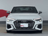 Audiの象徴であるシングルフレームグリルをよりワイドで低くシャープなデザインとすることでワイド&ローのフォルムを協調しています。