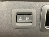 パワーリフトゲートは運転席とリフトゲート側、さらにアドバンストキーでも開閉が可能!開度は無段階にメモリー設定もできます。ゲート内側にタッチセンサーを配置し、手などを挟み込む危険を低減します。