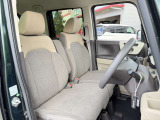 運転席シート廻りは使用感も少なく、良好な状態となっています。前オーナー様が丁寧に使っていたことがよくわかりますね。