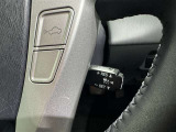 クルーズコントロール機能が付いています。 速度を設定するとアクセルを踏まなくても一定の速度で走ることができます。  高速道路ではとても便利な装置なんです。