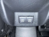 コンソールボックスの後ろに充電用USB端子が付いています。