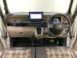車内は光触媒抗菌消臭施工済です。インパネ周りはスタイリッシュなデザインで機能や装備も充実しています。グローブボックスやカップホルダーのほかにトレーなどたくさんの収納スペースが付いています。