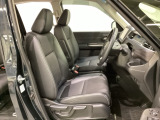 女性でも運転がしやすいように、シートの高さ調整機能(シートリフター)がついています。広い足元にゆったり座れるシートには肘掛も装備しており長距離の運転でも疲れにくいシートです。