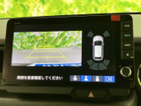 後方の映像に加えて車両周囲の表示やガイド線も確認でき、駐車時の状況把握をサポートします。画面で後方を確認しながら、周囲にも目を配って操作できます。