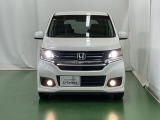 ディスチャージヘッドライト【HID】を装備していますのでとても明るく、夜間の走行や雨の日も安全・安心です。オートライトコントロール付きで周囲の明るさに応じて自動で点灯・消灯します。