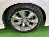 純正アルミホイールです。足元が引き立つので、車全体のイメージがアップしますよ!
