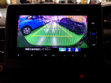 バックカメラの画像です。ガイドラインがスムースな車庫入れをサポートいたします。車庫入れの安心感がアップしますね。