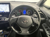 3本スポークステアリング!ステアリングスイッチ付!音量調整、メーター内ディスプレイの操作などが可能!全車速追従型クルーズコントロール付!